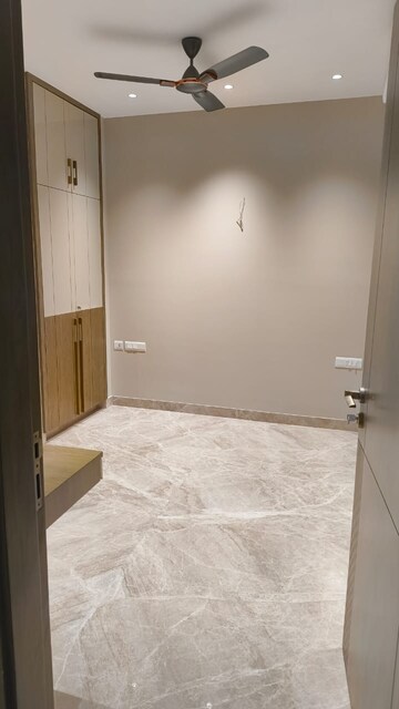 Room in 4 BHK Builder Floor at Janakpuri – for Sale