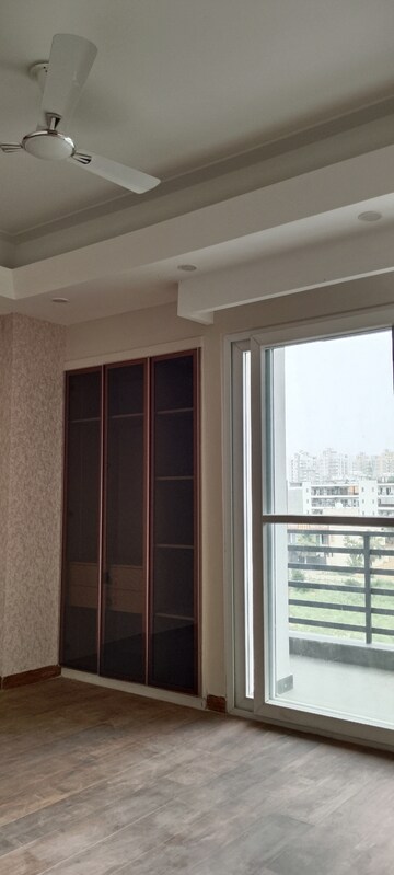 Room in 4 BHK Builder Floor at Ansal API Versalia, Sector 67a – for Rent
