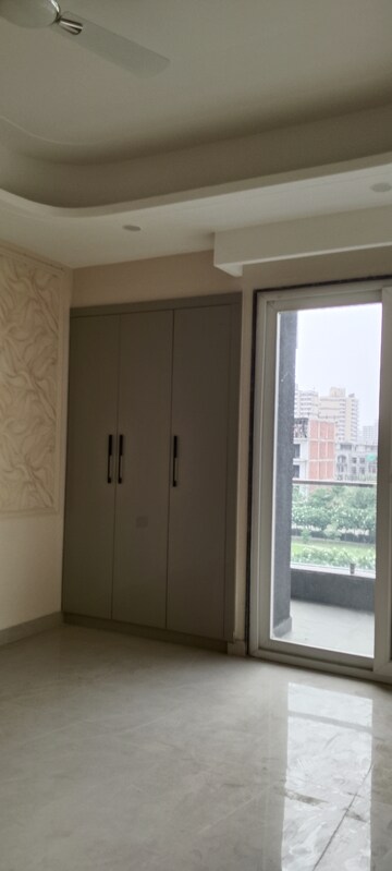 Room in 4 BHK Builder Floor at Ansal API Versalia, Sector 67a – for Rent