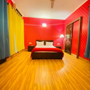 Bedroom in 2 BHK Builder Floor at DLF Windsor Court, Dlf Phase iv – for Rent