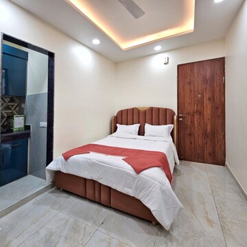 Bedroom in 2 BHK Builder Floor at DLF Regency Park I, Dlf Phase iv – for Rent