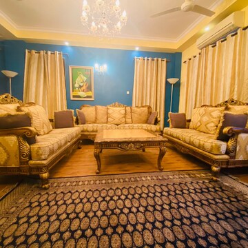 Living Room in 2 BHK Builder Floor at DLF Regency Park I, Dlf Phase iv – for Rent