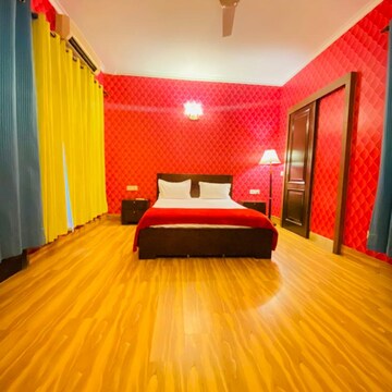 Bedroom in 2 BHK Builder Floor at DLF The Royalton Tower, Golf Course Road – for Rent