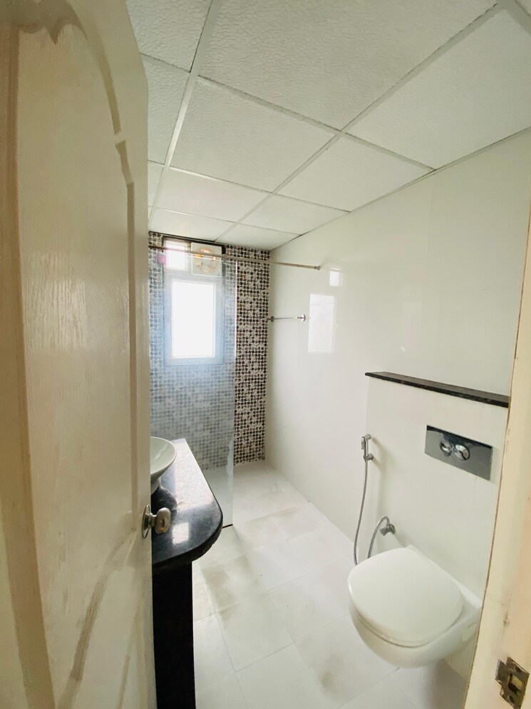 Bathroom, chandra-panorama 3 Bedroom 1950 Sq.Ft. Apartment In Sushant Golf City Lucknow 9113624