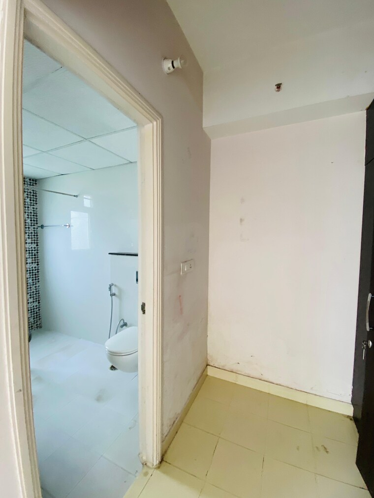 Bathroom, chandra-panorama 3 Bedroom 1950 Sq.Ft. Apartment In Sushant Golf City Lucknow 9113624