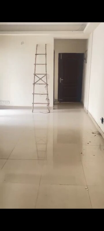 Room in 2.5 BHK Apartment at VVIP Homes, Gaur City 2 – for Sale