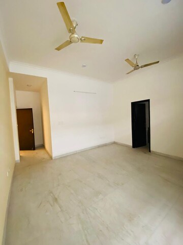 Room in 3 BHK Builder Floor at RWA Apartments Sector 41, Sector 41 – for Rent