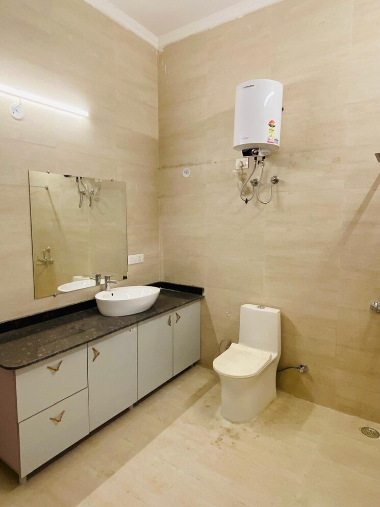 Bathroom, rwa-apartments-sector-41 3 Bedroom 180 Sq.Mt. Builder Floor In Sector 41 Noida 9113730