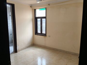 Room in 4 BHK Builder Floor at Green Fields Colony – for Rent