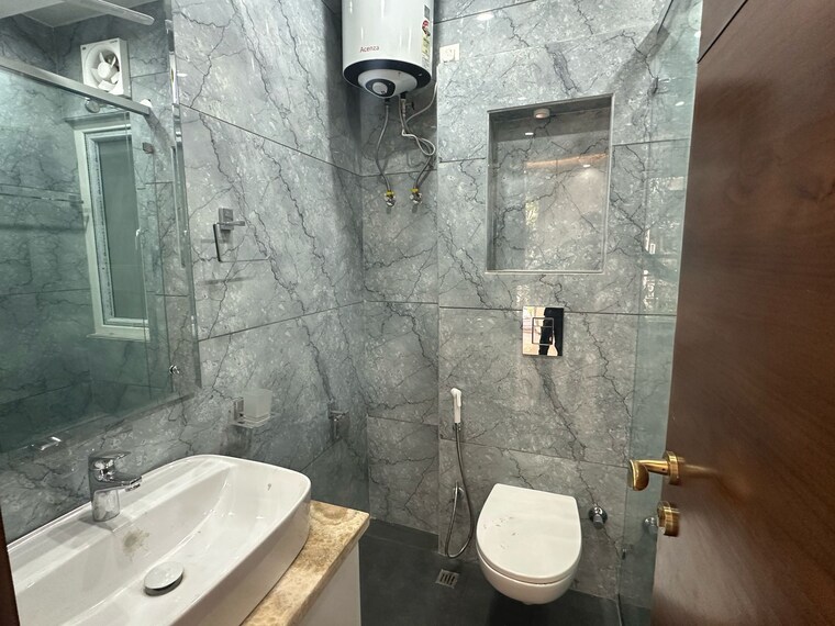 Bathroom, new rajinder nagar 3 Bedroom 128 Sq.Yd. Builder Floor In New Rajinder Nagar Delhi 9113888