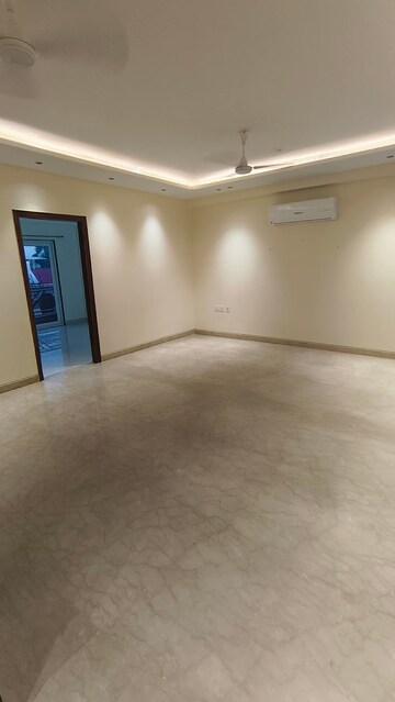 Room in 3 BHK Apartment at Ireo Victory Valley, Sector 67 – for Rent