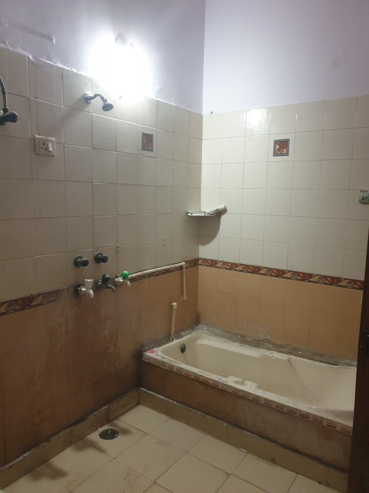 Bathroom, sector 28 3 Bedroom 1850 Sq.Ft. Independent House In Sector 28 Faridabad 9114166
