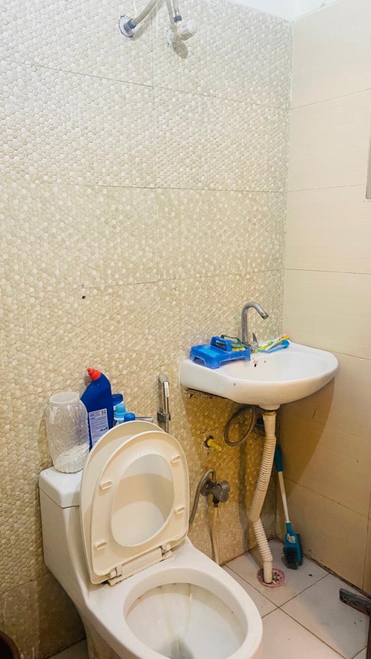 Bathroom, crossing-republik 2.5 Bedroom 1290 Sq.Ft. Apartment In Crossing Republic Ghaziabad 9114150