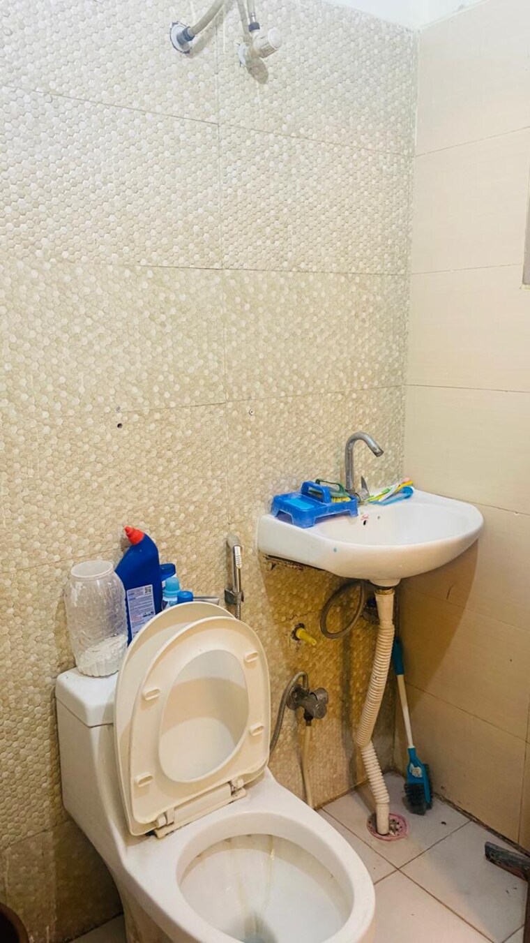 Bathroom, crossing-republik 2.5 Bedroom 1290 Sq.Ft. Apartment In Crossing Republic Ghaziabad 9114150