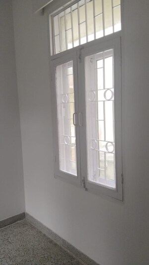 Room in 3 BHK Apartment at Arun Vihar Sector 37, Sector 37 – for Sale