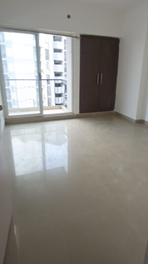 Room in 3 BHK Apartment at Arun Vihar Sector 37, Sector 37 – for Sale