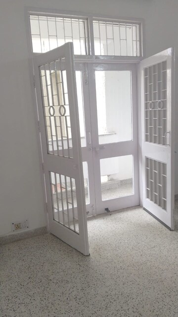 Room in 3 BHK Apartment at Arun Vihar Sector 37, Sector 37 – for Sale