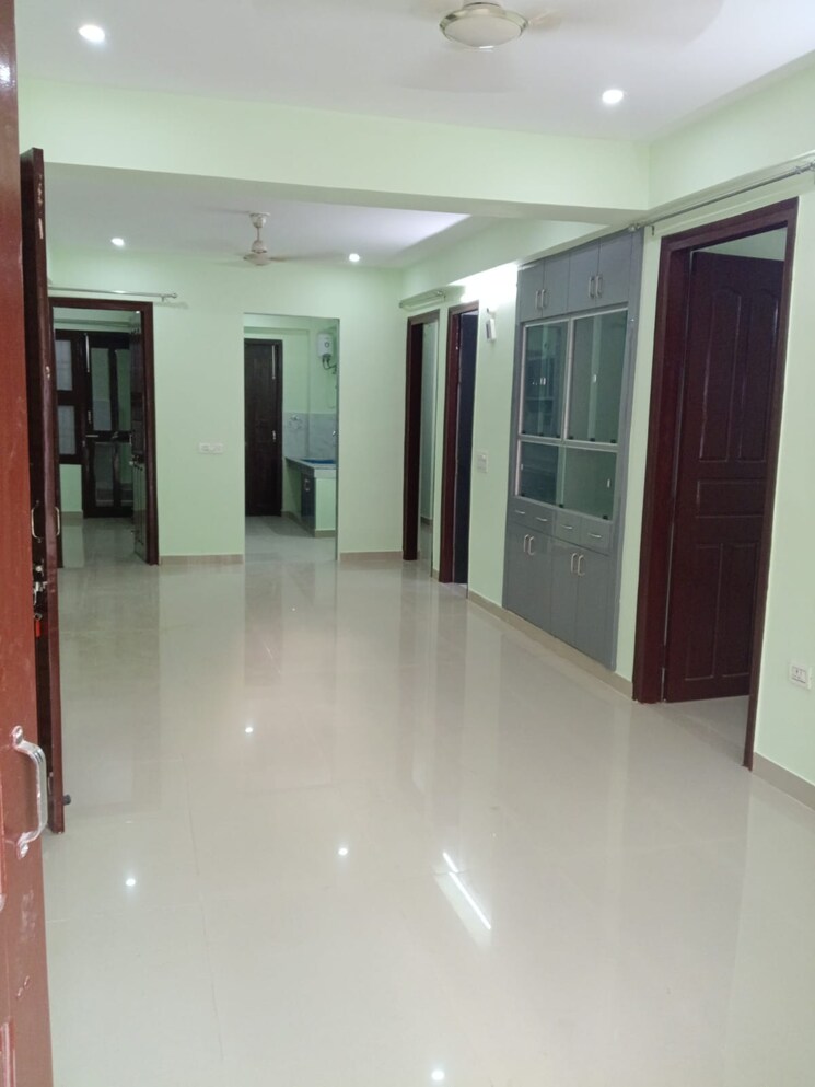 Room, rwa-apartments 3 Bedroom 1800 Sq.Ft. Builder Floor In Sector 31 Noida 9114300