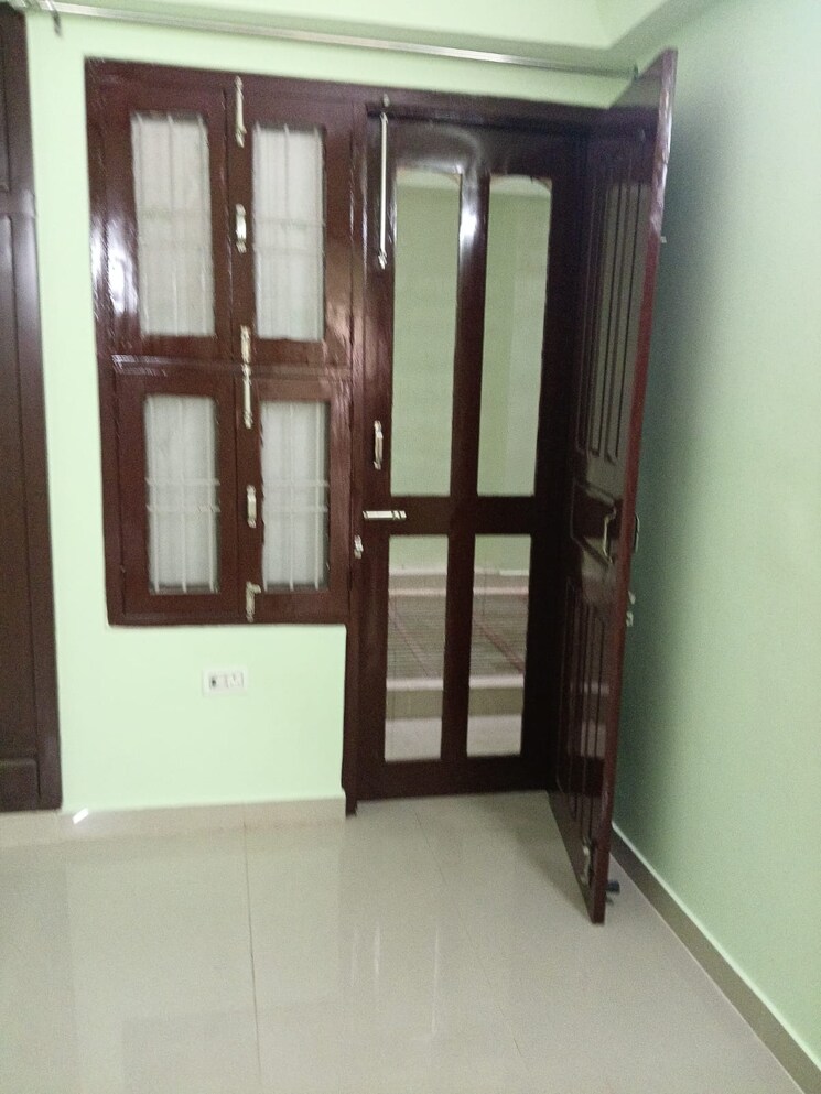 Room, rwa-apartments 3 Bedroom 1800 Sq.Ft. Builder Floor In Sector 31 Noida 9114300