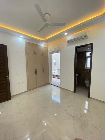 Room in 3 BHK Apartment at Smart World Orchard, Sector 61 – for Rent