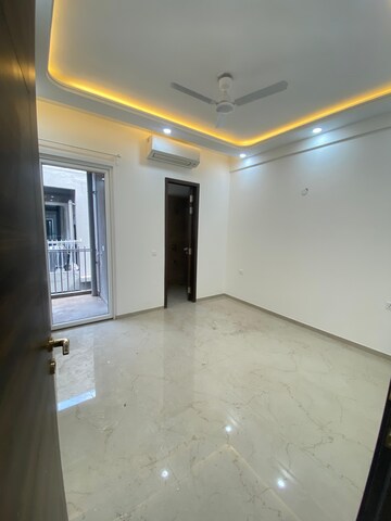 Room in 3 BHK Apartment at Smart World Orchard, Sector 61 – for Rent