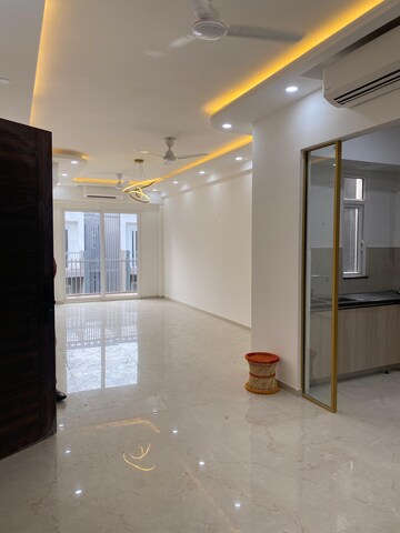Room in 3 BHK Apartment at Smart World Orchard, Sector 61 – for Rent
