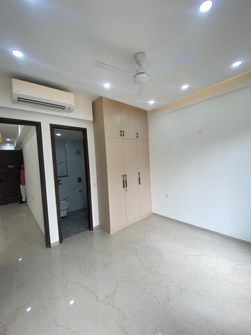 Room in 3 BHK Apartment at Smart World Orchard, Sector 61 – for Rent