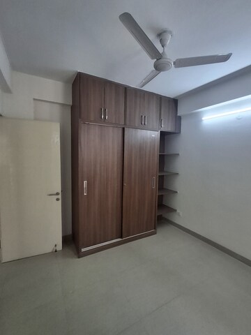 Room in 3 BHK Apartment at Emaar Emerald Floors Premier, Sector 65 – for Rent