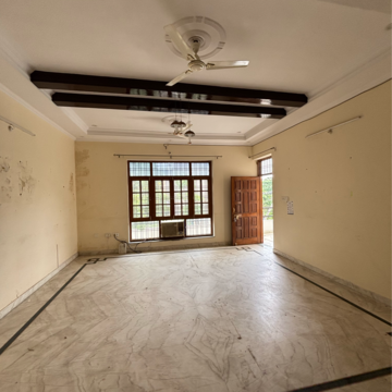 Room in 6 BHK Independent House at Gomti Nagar – for Rent