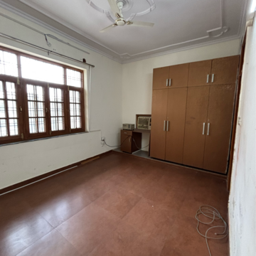 Room in 6 BHK Independent House at Gomti Nagar – for Rent