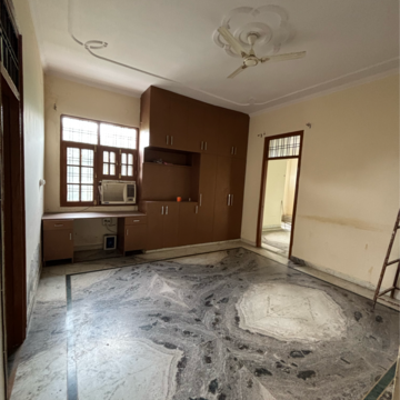 Room in 6 BHK Independent House at Gomti Nagar – for Rent