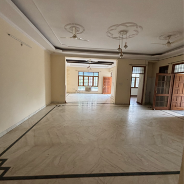 Room in 6 BHK Independent House at Gomti Nagar – for Rent