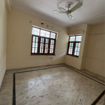 Room in 6 BHK Independent House at Gomti Nagar – for Rent