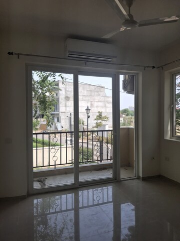 Room in 3 BHK Apartment at Emaar Emerald Floors Premier, Sector 65 – for Rent