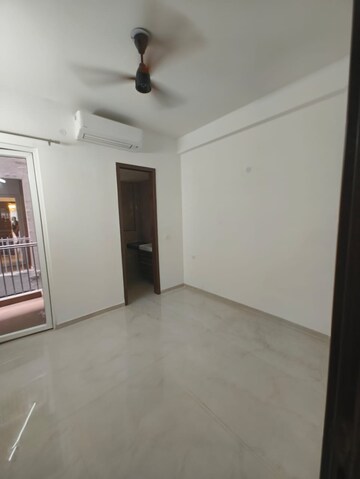 Room in 3 BHK Apartment at Smart World Orchard, Sector 61 – for Rent