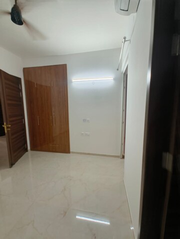 Room in 3 BHK Apartment at Smart World Orchard, Sector 61 – for Rent