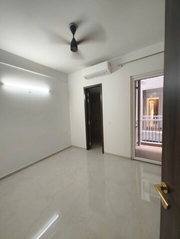 Room in 3 BHK Apartment at Smart World Orchard, Sector 61 – for Rent
