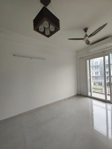 Room in 3 BHK Apartment at Smart World Orchard, Sector 61 – for Rent