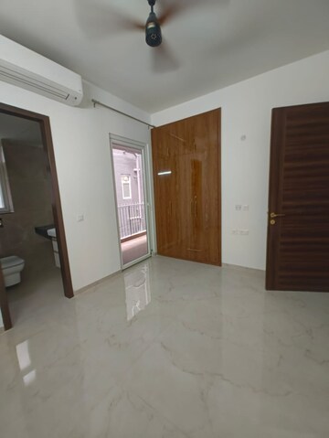 Room in 3 BHK Apartment at Smart World Orchard, Sector 61 – for Rent