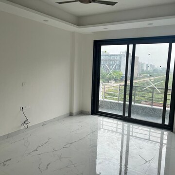 Room in 4 BHK Apartment at Ansal API Versalia, Sector 67a – for Rent
