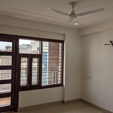 Room in 3 BHK Builder Floor at Sector 57 – for Rent
