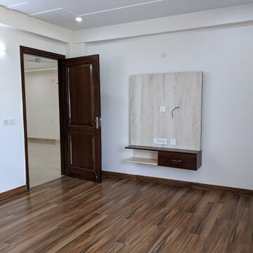 Room in 3 BHK Builder Floor at Sector 57 – for Rent