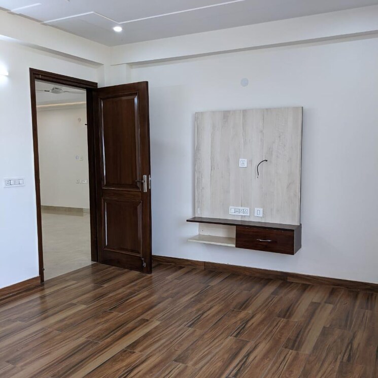 Room, sector 57 3 Bedroom 3000 Sq.Ft. Builder Floor In Sector 57 Gurgaon 9114927