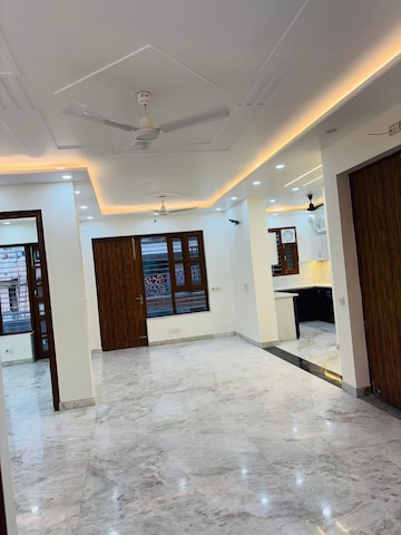 Room in 3 BHK Builder Floor at Royal Homez, Sector 43 – for Rent