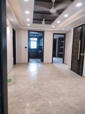 Room in 3 BHK Builder Floor at Royal Homez, Sector 43 – for Rent