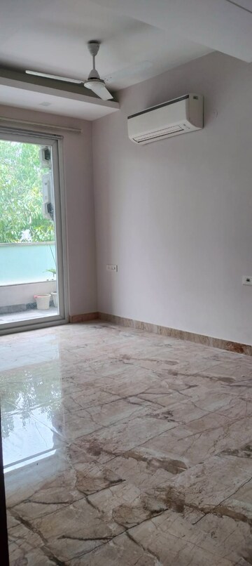 Room in 3 BHK Builder Floor at Mohit House, Sushant Lok I – for Rent
