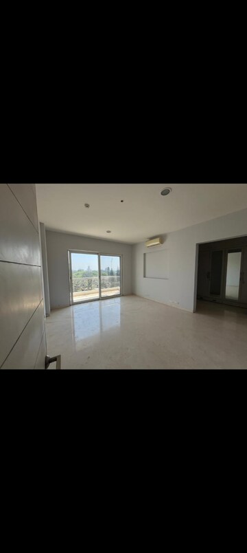 Room in 4 BHK Apartment at Mantri Altius, Shivaji Nagar – for Rent
