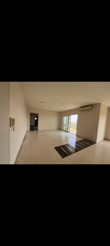 Room in 4 BHK Apartment at Mantri Altius, Shivaji Nagar – for Rent