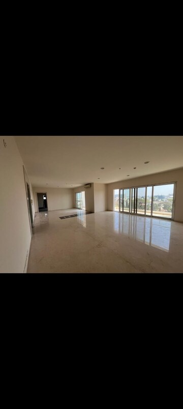 Room in 4 BHK Apartment at Mantri Altius, Shivaji Nagar – for Rent