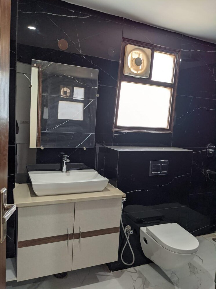 Bathroom, unitech-uniworld-gardens-2 2 Bedroom 937 Sq.Ft. Apartment In Sector 47 Gurgaon 9115091